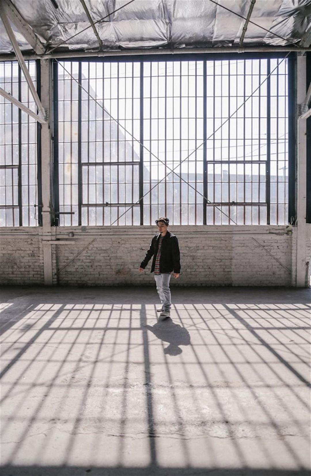 Maskinsko med metalkappe til stoejdaempning og nivellering