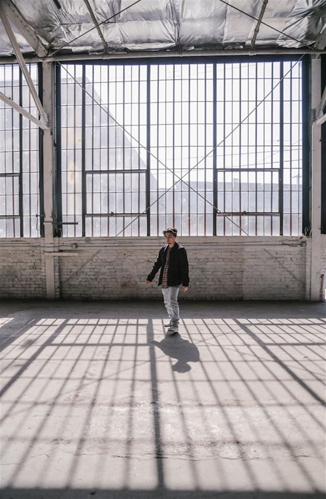 Maskinsko med metalkappe til stoejdaempning og nivellering